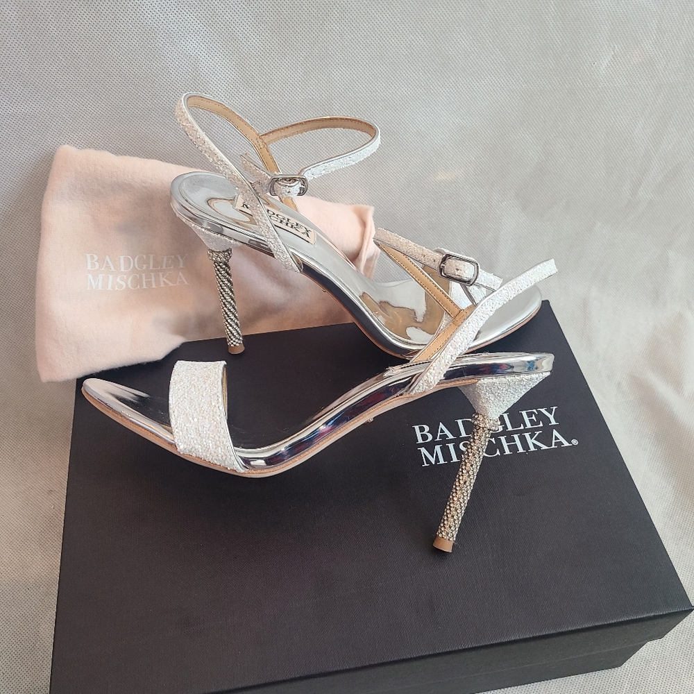 Badgley Mischka Women's Olympia Embellished Sandals in White Glitter Sz 7